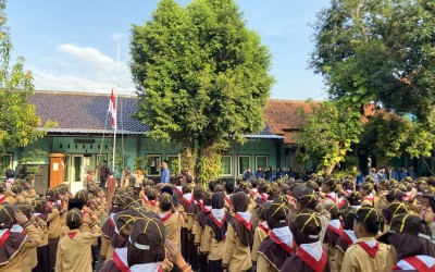 MIN Pekalongan Gelar Upacara Peringatan Hari Pendidikan Nasional 2025