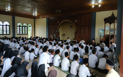 Gerimis Tak Surutkan Kekhidmatan Istighosah Jumat Kliwon di MIN Pekalongan